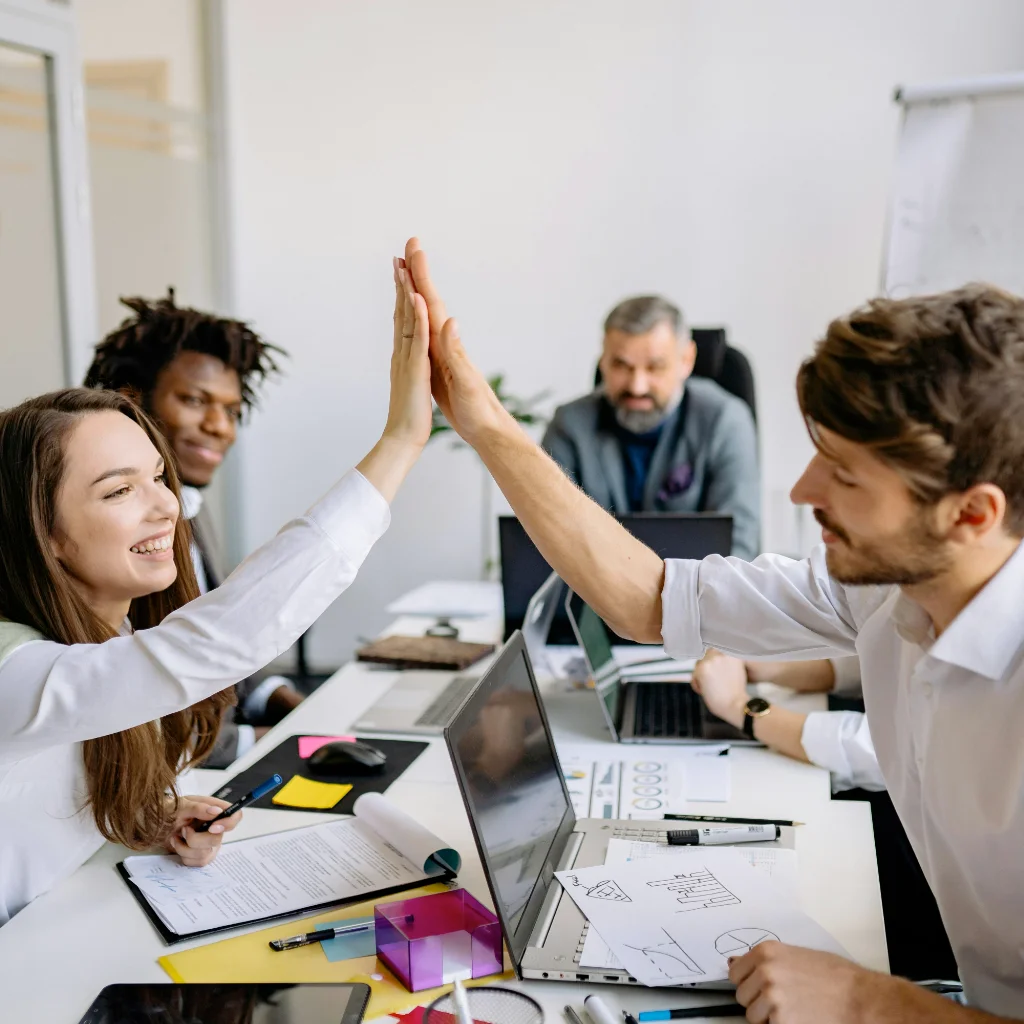 صورة تعبيرية عن فريق عمل إنجاز للحلول التقنية